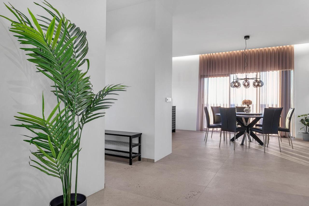 Luxury In The South - Perfect Location *